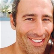 Insegnante di diritto ed economia nella scuola secondaria superiore, impartisce lezioni in presenza o on line nelle materie di insegnamento